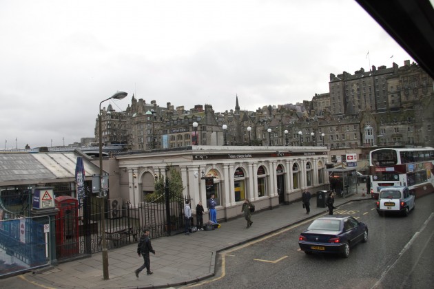 Straßen von Edinburgh auf der Fahrt zum Flughafen