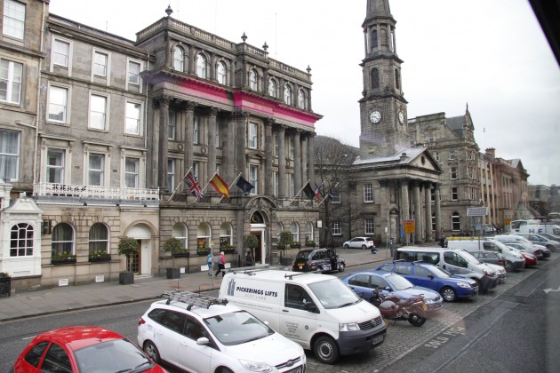 Straßen von Edinburgh auf der Fahrt zum Flughafen