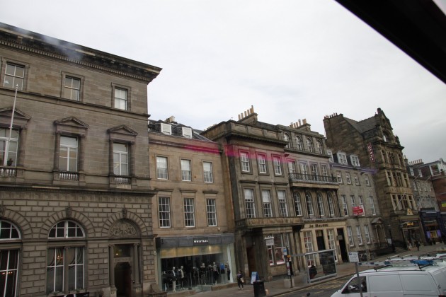 Straßen von Edinburgh auf der Fahrt zum Flughafen