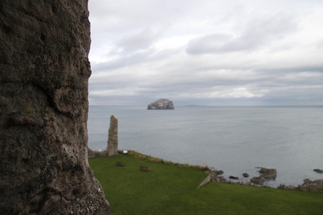 Blick auf The Bass von Tantallon Castle