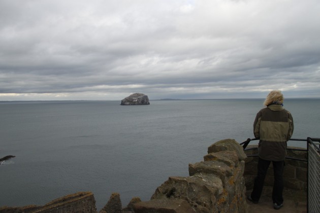 Blick auf das Meer bei Tantallon Castle, The Bass im Hintergrund