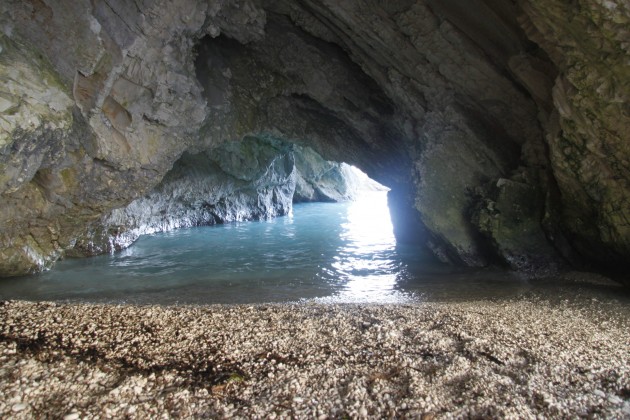 Kleine Höhle am Strand von Myrtos