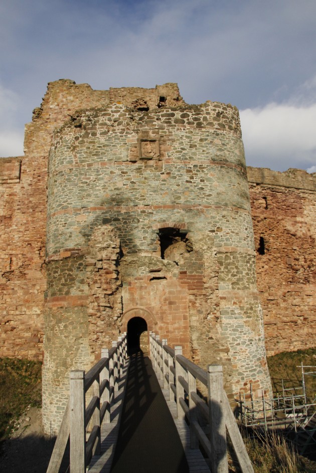 Eingangbrücke und Torhaus von Tantallon Castle