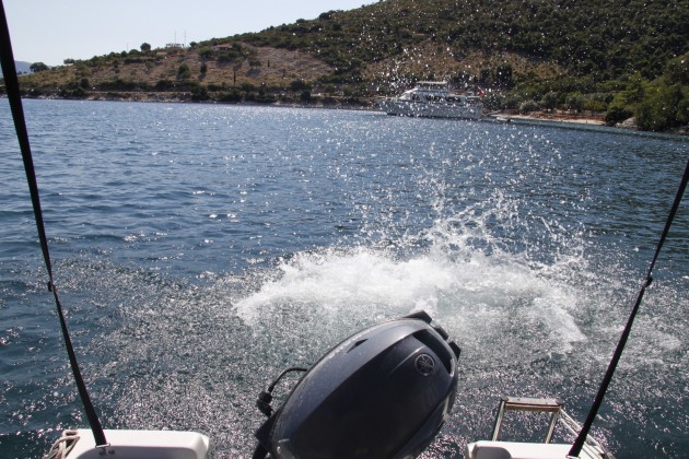 Bootsfahrt von Agia Effimia der Küste entlang nach Norden