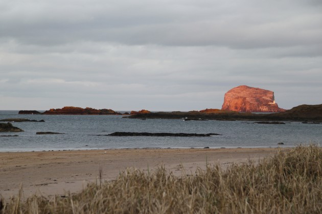 Am Stand von North Berwick, The Bass im Hintergrund