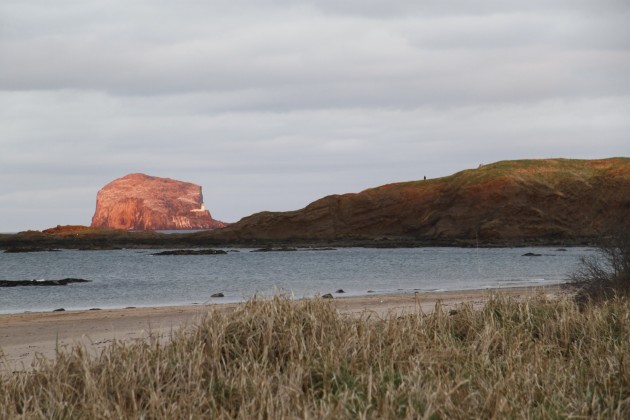 Am Stand von North Berwick, The Bass im Hintergrund