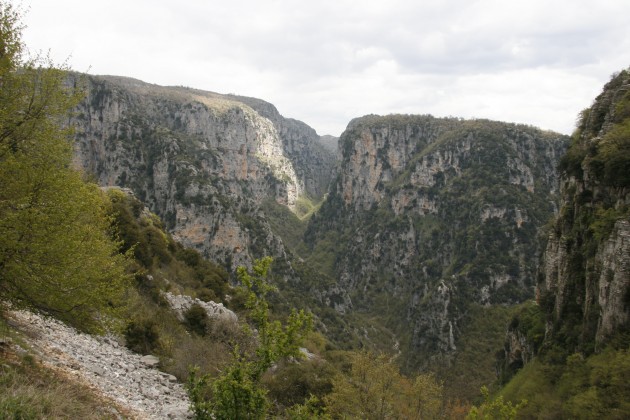 Entlang der Vikos-Schlucht von Monodendri zum Kloster Agios-Paraskevi.