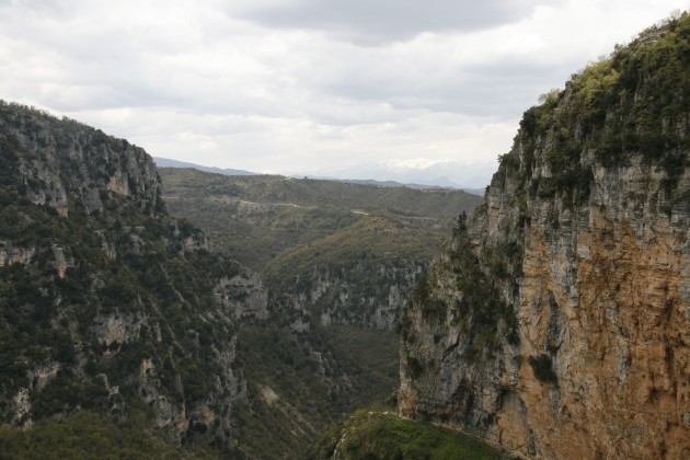 Entlang der Vikos-Schlucht von Monodendri zum Kloster Agios-Paraskevi.