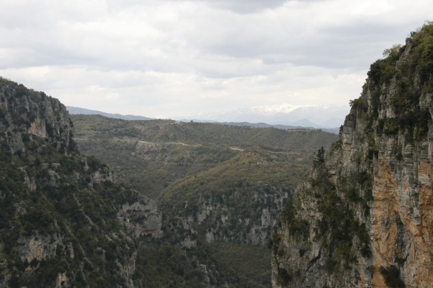 Entlang der Vikos-Schlucht von Monodendri zum Kloster Agios-Paraskevi.