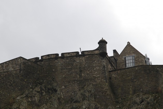 Blick hinauf zur Burg von den Princes Street Gardens