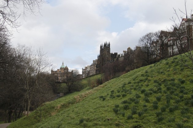 Blick entlang der Altstadtfron von Edinburg in den Princes Street Gardens