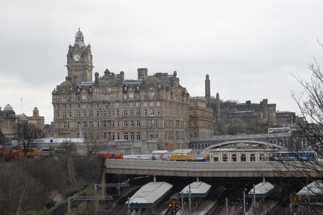 Blick auf das Balmoral Hotel und den Bahnhof Waverley Station in Edinburgh