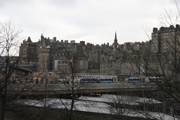 Blick von The Mound auf Waverley Station und North Bridge