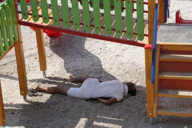 Schlafender auf einem Spielplatz in Fiskardo