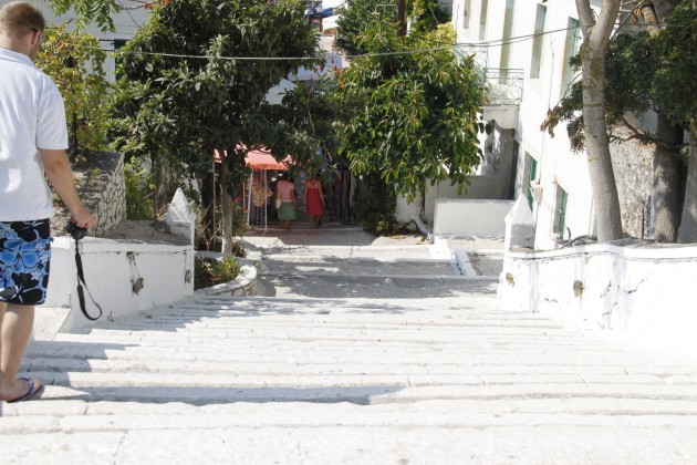 Treppen hinunter zum Hafen in Fiskardo