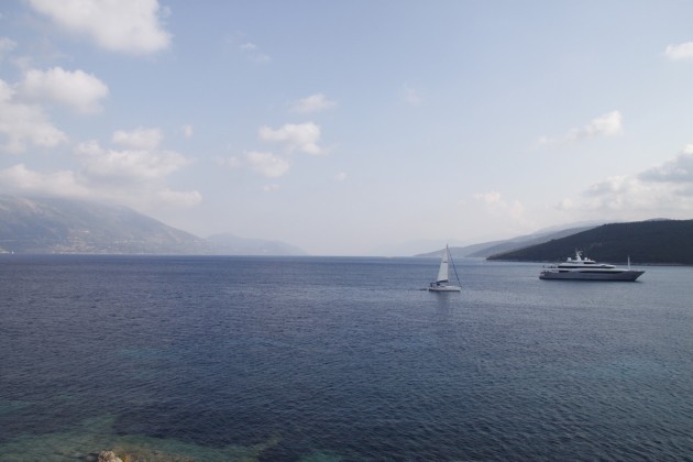 Vor dem Hafen von Fiskardo ankernde Yacht