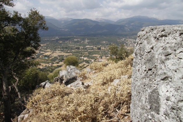 Am westlichen Rand der Akropolis von Sami