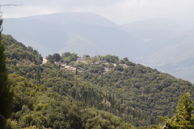 Westlicher Teil der Akropolis von Sami, von Osten gesehen