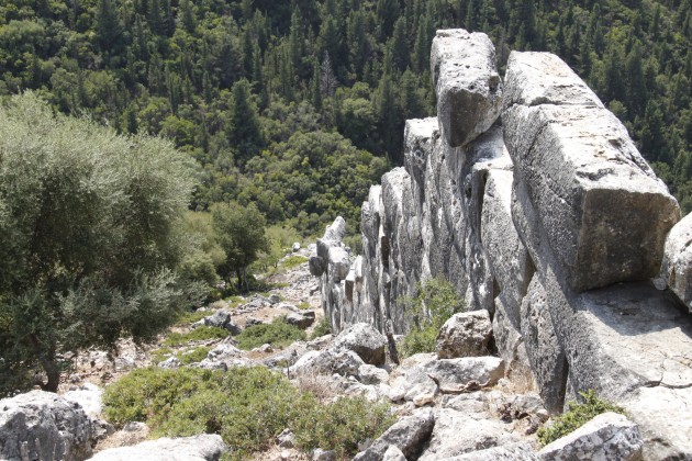 Mykenische Mauern im Ostteil der Akropolis von Sami