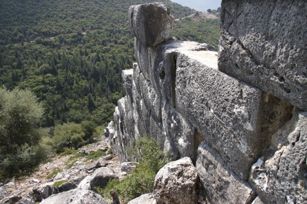 Mykenische Mauern im Ostteil der Akropolis von Sami