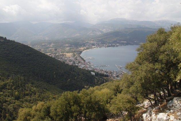 Blick auf Sami vom Ostteil der Akropolis