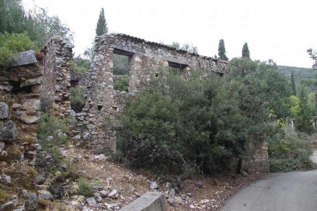 Ruinen eines beim Erdbeben von 1953 zerstörten Dorfes auf Kefalonia