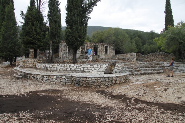 Ruinen eines beim Erdbeben von 1953 zerstörten Dorfes auf Kefalonia