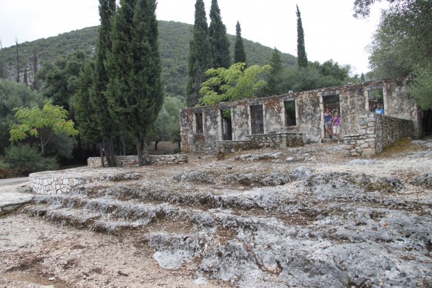 Ruinen eines beim Erdbeben von 1953 zerstörten Dorfes auf Kefalonia