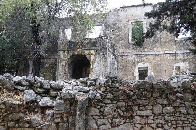 Ruinen eines beim Erdbeben von 1953 zerstörten Dorfes auf Kefalonia