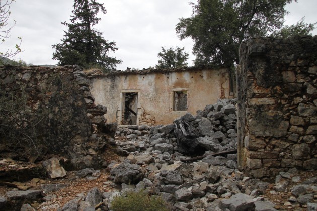 Ruinen eines beim Erdbeben von 1953 zerstörten Dorfes auf Kefalonia