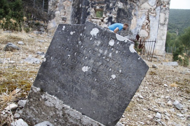 Ruinen eines beim Erdbeben von 1953 zerstörten Dorfes auf Kefalonia