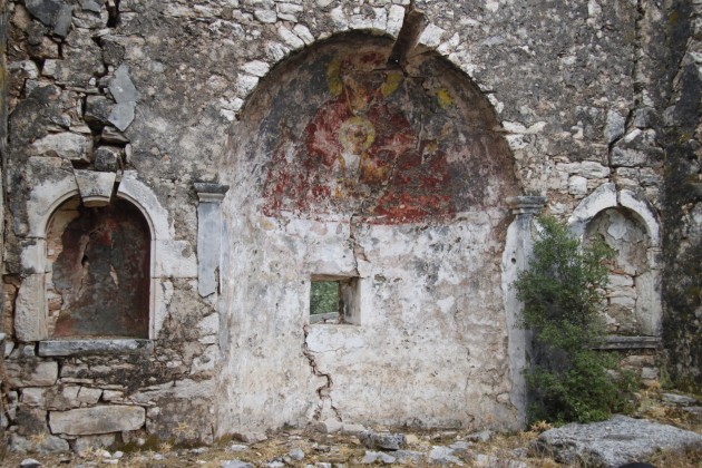 Ruinen eines beim Erdbeben von 1953 zerstörten Dorfes auf Kefalonia