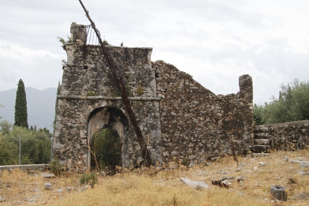 Ruinen eines beim Erdbeben von 1953 zerstörten Dorfes auf Kefalonia