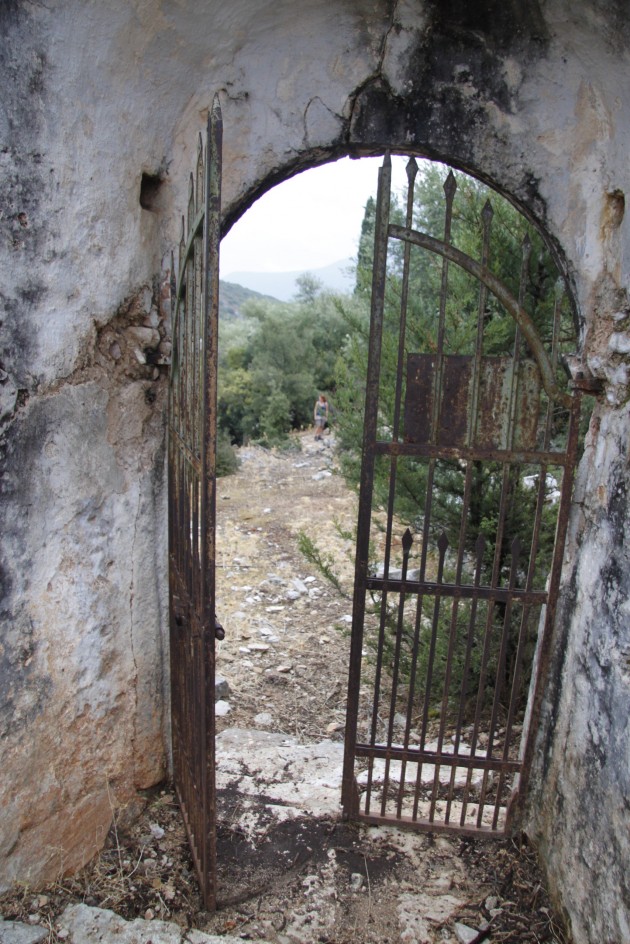 Ruinen eines beim Erdbeben von 1953 zerstörten Dorfes auf Kefalonia