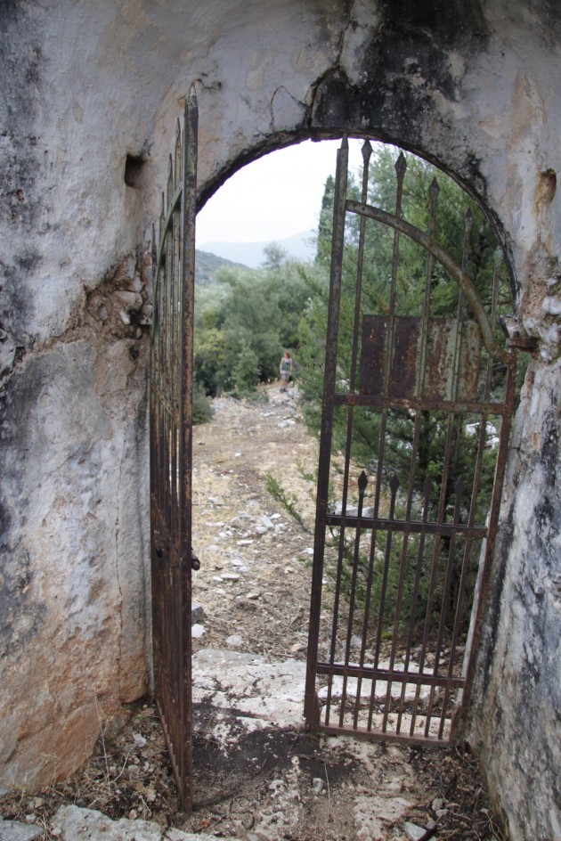 Ruinen eines beim Erdbeben von 1953 zerstörten Dorfes auf Kefalonia