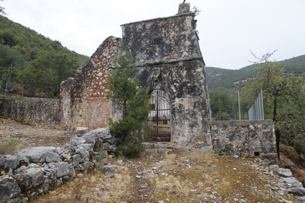 Ruinen eines beim Erdbeben von 1953 zerstörten Dorfes auf Kefalonia