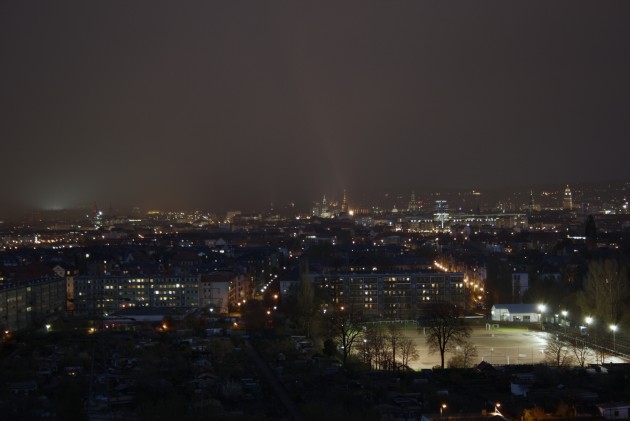 Dresden bei Nacht von der Braunsdorfer Straße 125 Richtung Osten