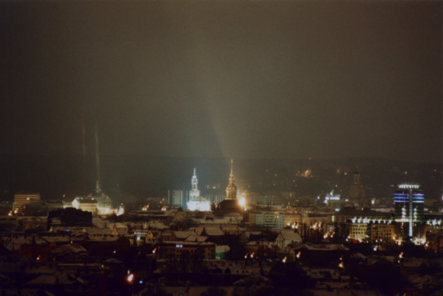 Dresden bei Nacht, fotografiert vom Haus Braunsdorfer Straße 125, Blick in Richtung Ost